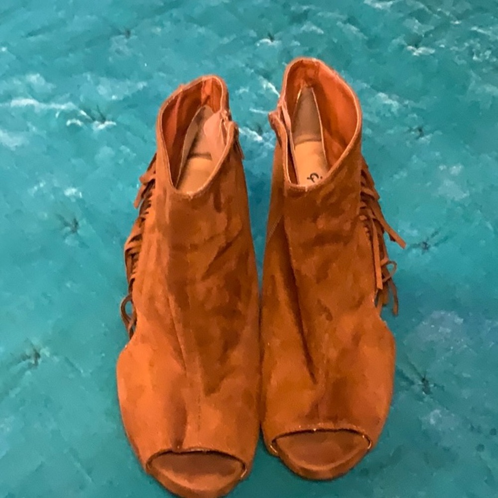 QUPID BROWN SUEDE FRINGE OPEN TOE BOOTS SIZE 9